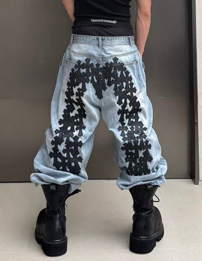RYE CHASINによる、十字架(クロス)パッチ　刺繍が施されたバギージーンズ。極太のシルエットはストリートに映えるスタイル。