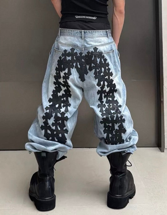 RYE CHASINによる、十字架(クロス)パッチ　刺繍が施されたバギージーンズ。極太のシルエットはストリートに映えるスタイル。