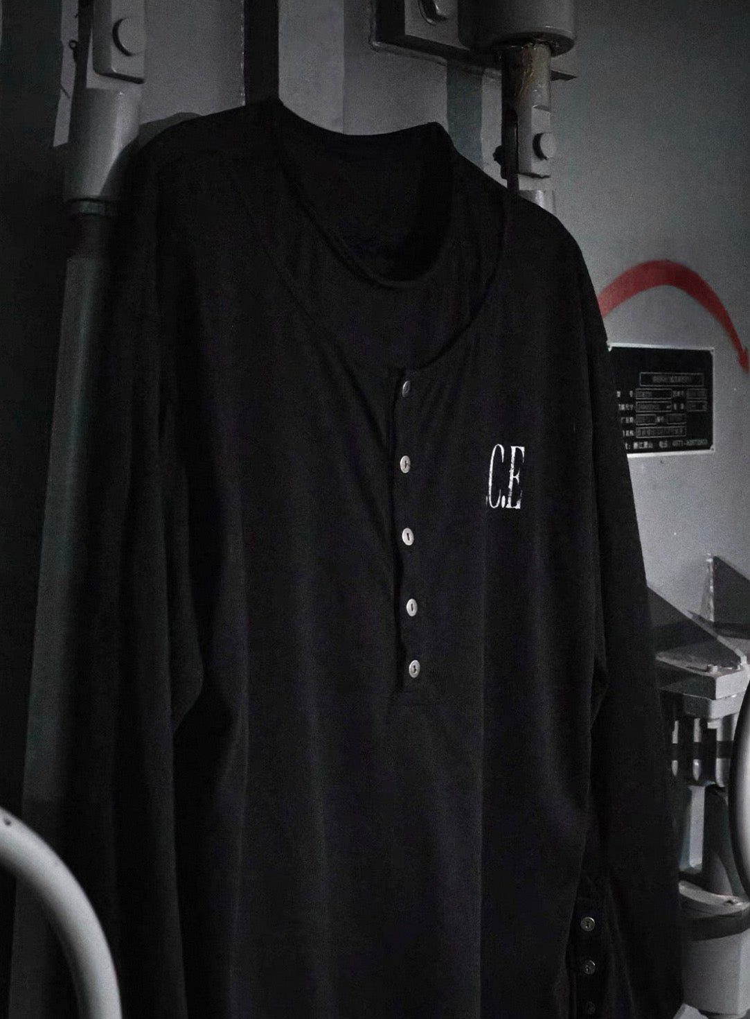 LOSECONTROLEDGE Layered Henley Long Sleeve Tee