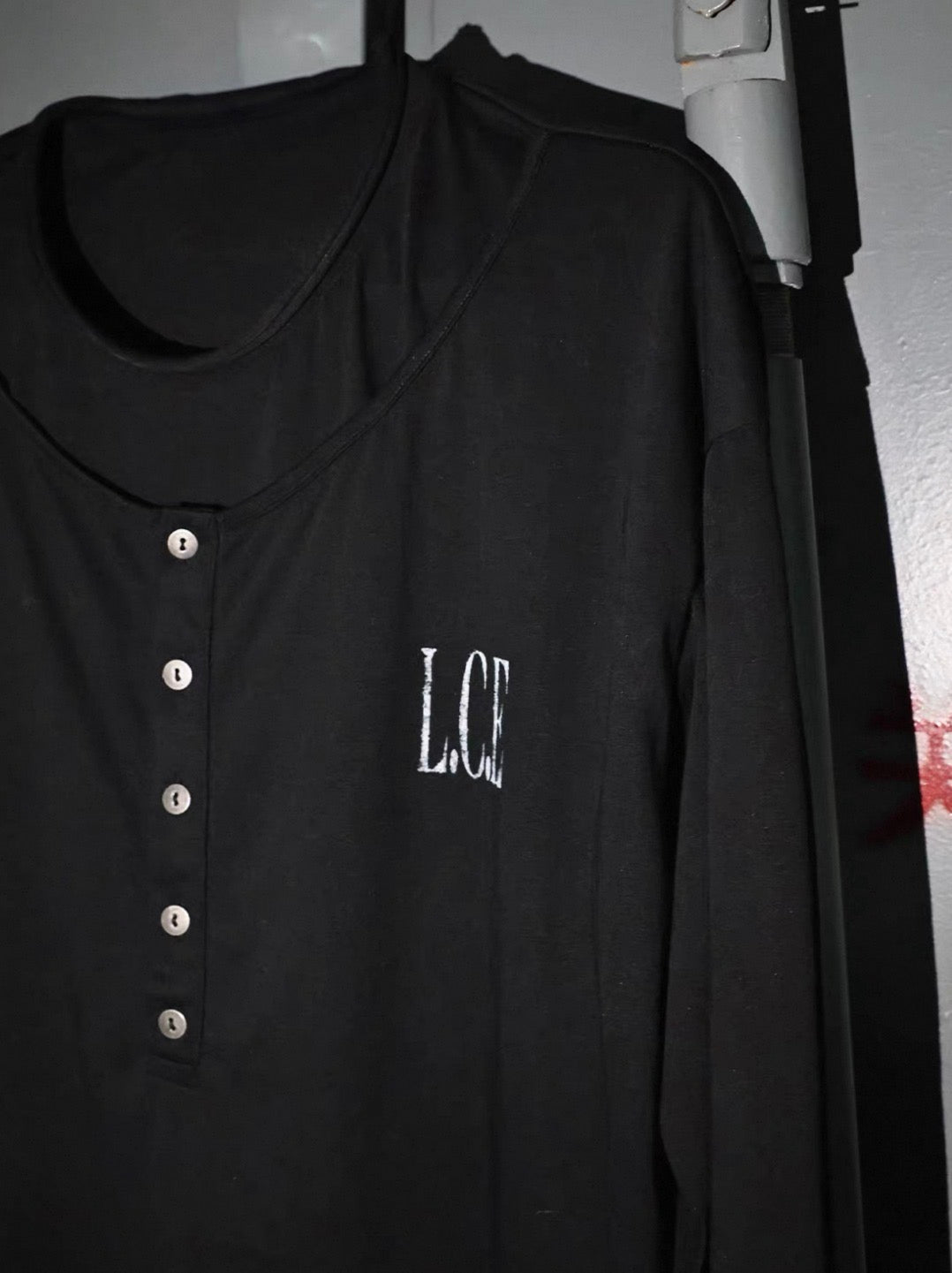 LOSECONTROLEDGE Layered Henley Long Sleeve Tee