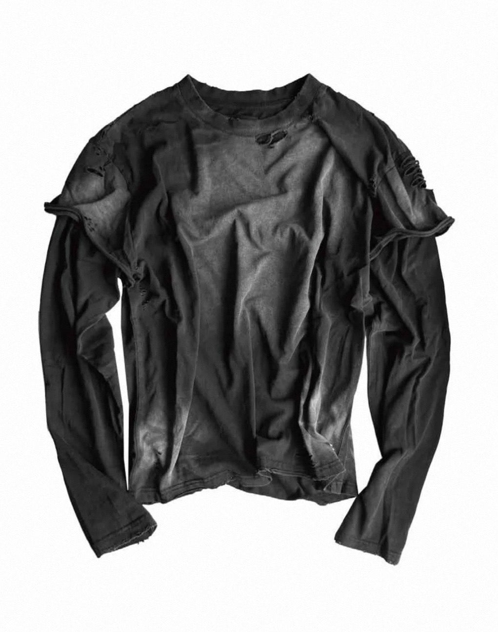 ヴィンテージの風合いと立体的なレイヤードデザインを融合させたロングスリーブTシャツ。
220gのコットン100%生地を使用し、柔らかな肌触りと通気性を兼ね備えた一着。
袖部分には2枚の生地を組み合わせたレイヤード構造を採用し、奥行きのある独特なシルエットを表現。
ソルトウォッシュ加工とスノーフレークウォッシュ加工によって、不規則な色落ちと細かな斑点状のテクスチャーを形成。
さらにグレーのスプレー加工を重ねることで、自然なグラデーションと使い込まれたような退廃的な表情を演出。
部分的に施されたハンドカット加工やダメージ加工、ラフなエッジディテールがグランジ特有の無骨な雰囲気を際立たせます。
一着ごとに異なる加工の表情を楽しめる、ダークストリートやグランジスタイルに適したアイテムです。
