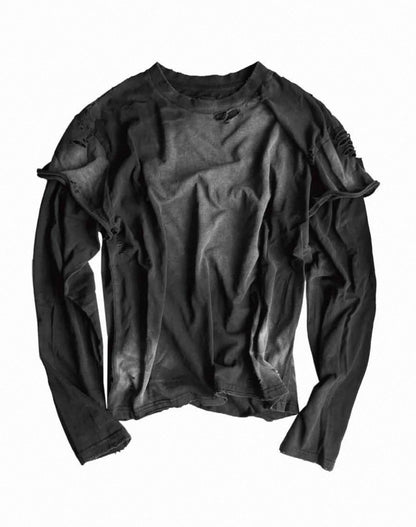 ヴィンテージの風合いと立体的なレイヤードデザインを融合させたロングスリーブTシャツ。
220gのコットン100%生地を使用し、柔らかな肌触りと通気性を兼ね備えた一着。
袖部分には2枚の生地を組み合わせたレイヤード構造を採用し、奥行きのある独特なシルエットを表現。
ソルトウォッシュ加工とスノーフレークウォッシュ加工によって、不規則な色落ちと細かな斑点状のテクスチャーを形成。
さらにグレーのスプレー加工を重ねることで、自然なグラデーションと使い込まれたような退廃的な表情を演出。
部分的に施されたハンドカット加工やダメージ加工、ラフなエッジディテールがグランジ特有の無骨な雰囲気を際立たせます。
一着ごとに異なる加工の表情を楽しめる、ダークストリートやグランジスタイルに適したアイテムです。
