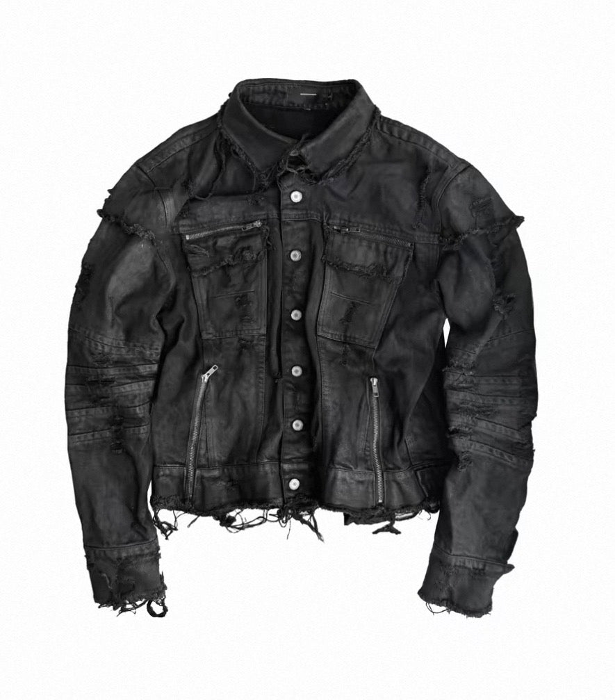 CINDER VEINの13oz厚手コットンデニムジャケット。ワックス加工、ヴィンテージウォッシュ、手作業によるダメージ加工が特徴。YKKジッパーを採用し、独特のひび割れ加工と重厚感のある質感を表現。グランジやダークストリートスタイルにおすすめ。