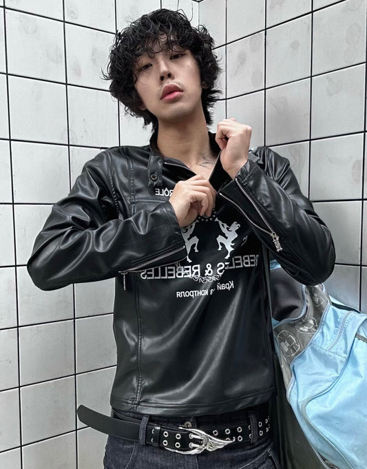 LOSE CONTROL EDGEによる、ハーフジップ仕様とスリムシルエットを組み合わせたPUレザーのロングスリーブトップ。

表面には細かな型押しテクスチャーとプリントを施し、マットな質感に仕上げています。
身体のラインに沿うすっきりとしたシルエットが特徴。

袖口にはジップディテールを配置。
一枚での着用はもちろん、ジャケットやアウターのインナーとしても取り入れやすいデザインです。