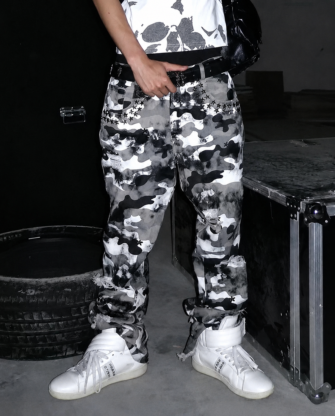 LIGHTINUS Distressed Camo Flare Jeans