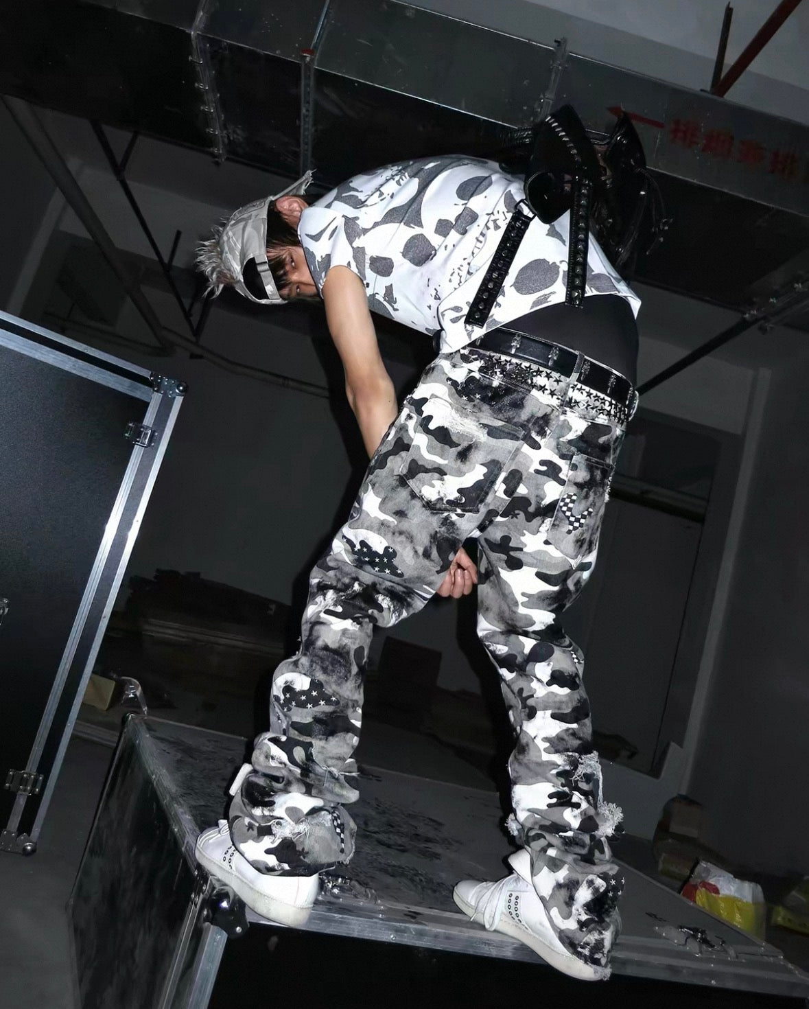 LIGHTINUS Distressed Camo Flare Jeans