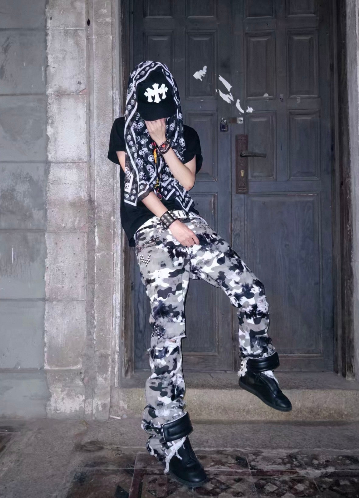 LIGHTINUS Distressed Camo Flare Jeans