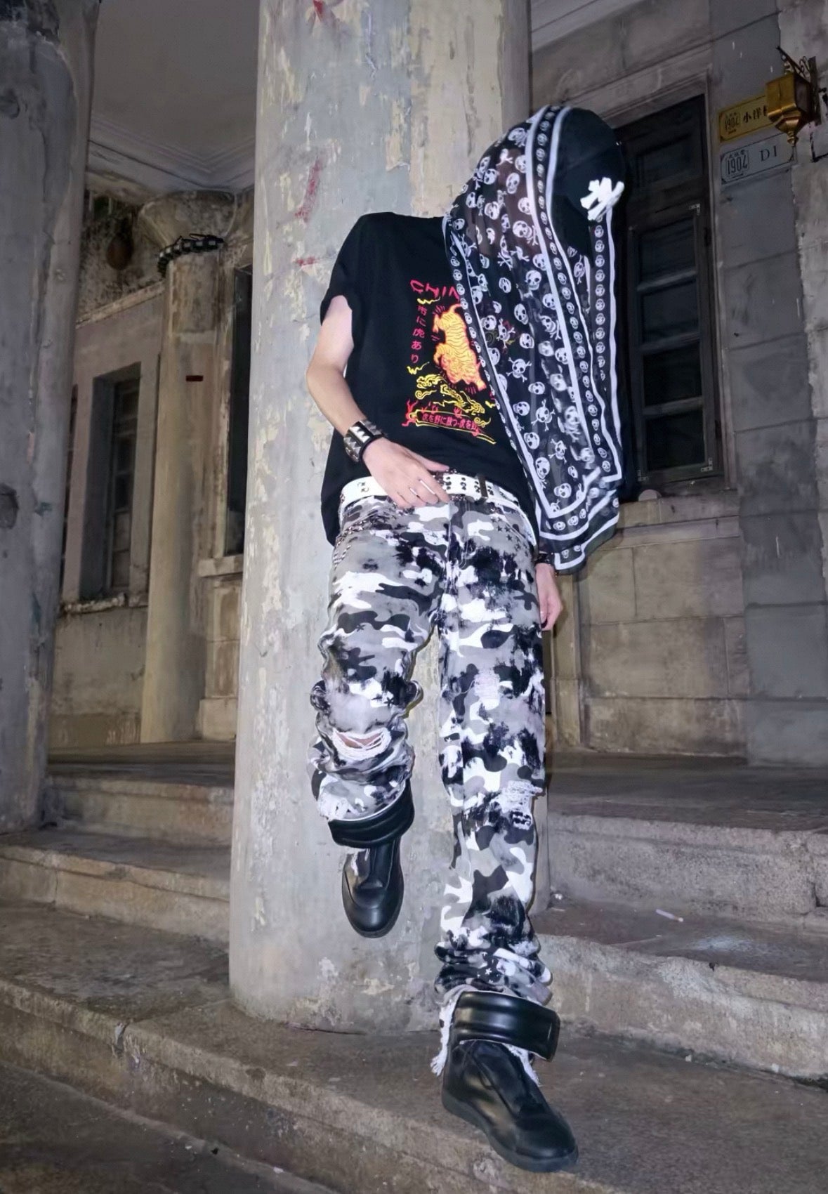 LIGHTINUS Distressed Camo Flare Jeans