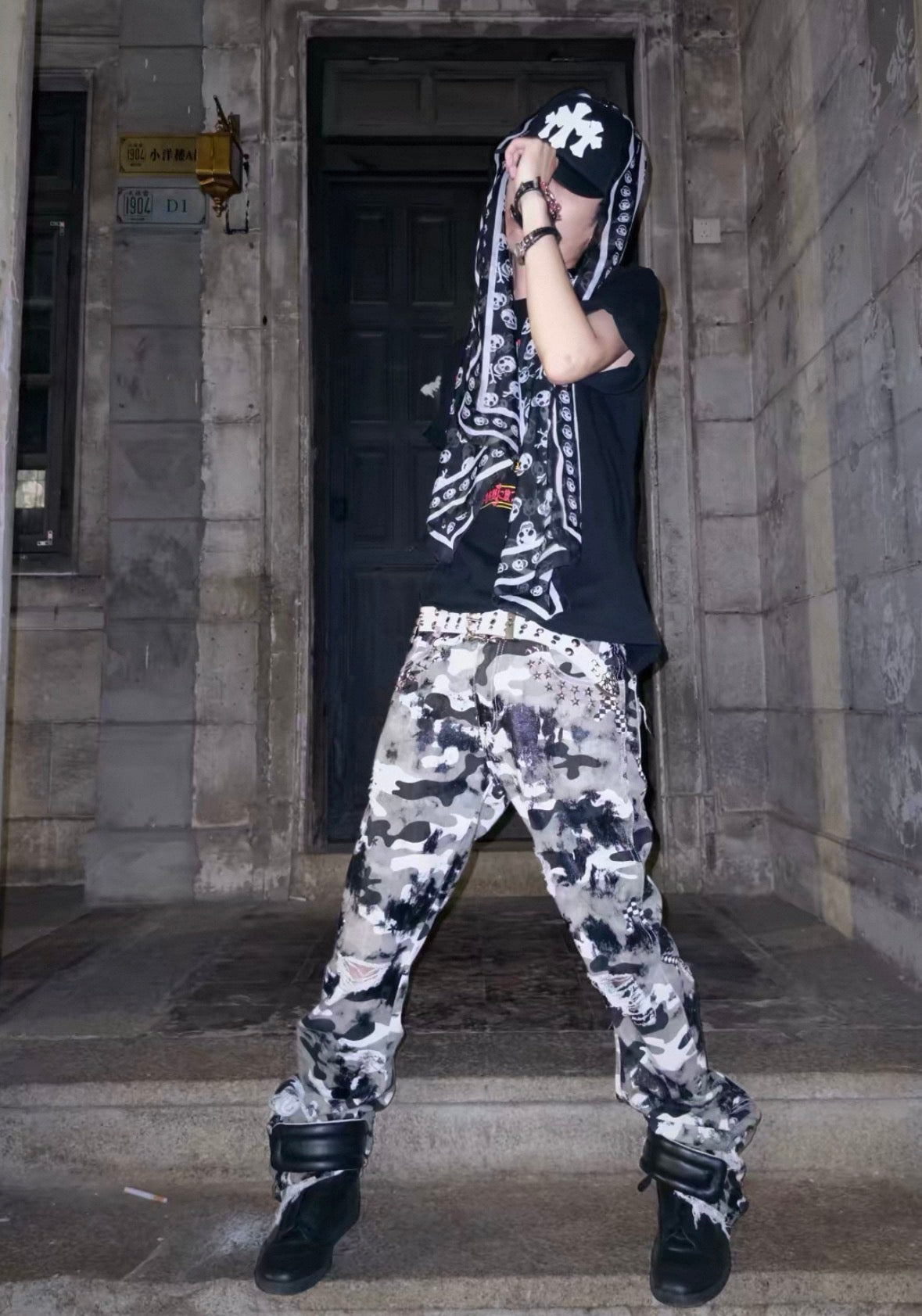 LIGHTINUS Distressed Camo Flare Jeans