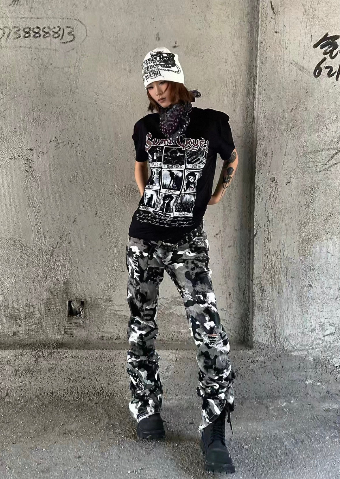 LIGHTINUS Distressed Camo Flare Jeans