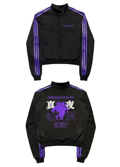 RYE CHASINのクロップドレーシングジャケット。ブラックにパープルの袖ラインと「真夜」の背面刺繍が映えるデザイン。立ち襟と短めの丈が特徴。SELFISH公式オンラインストア。