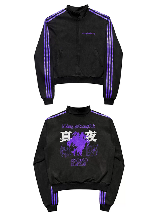 RYE CHASINのクロップドレーシングジャケット。ブラックにパープルの袖ラインと「真夜」の背面刺繍が映えるデザイン。立ち襟と短めの丈が特徴。SELFISH公式オンラインストア。