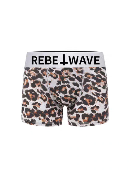 REBEL WAVEのレオパード柄ボクサーパンツ。コントラストの効いたロゴウエストバンドと、モダール・コットン混のやわらかなストレッチ素材が特徴。XS〜L展開。SELFISH公式オンラインストア。